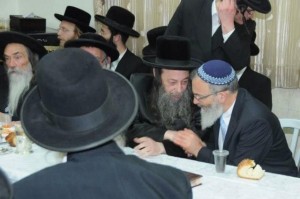 Rabbi David Stav (i blå kippa) i samtal med Zvhil-chassider