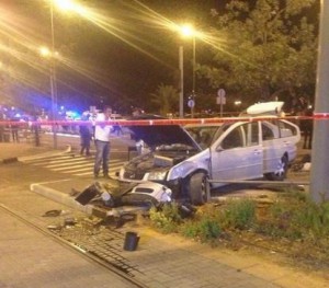 Personbilen som användes i kvällens attack (foto: talespersonen för Israels polis)